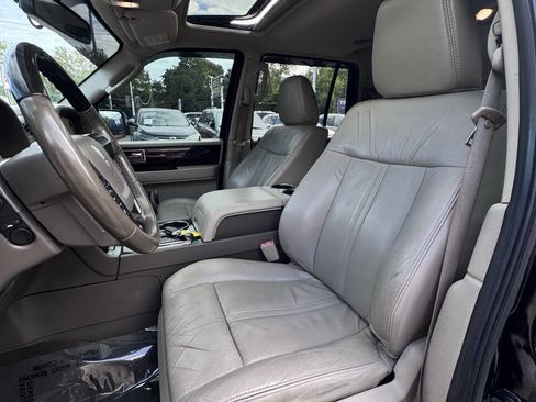 Used 2016 Lincoln Navigator Select image 12