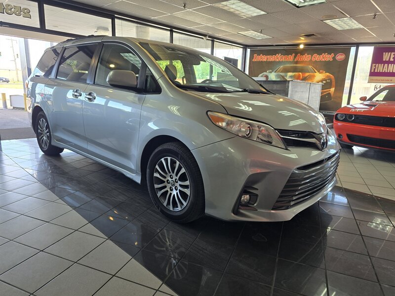 Used 2019 Toyota Sienna XLE w/ XLE Navigation Package FWD image 3