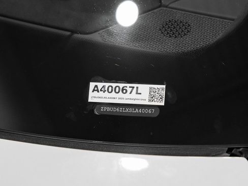 Used 2025 Lamborghini Urus SE image 74