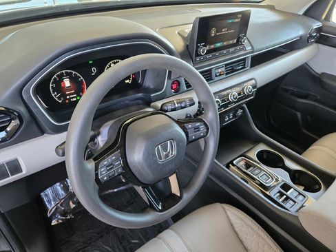 Used 2023 Honda Pilot LX image 12