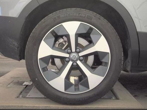 Used 2025 Volvo XC40 B5 Plus image 30