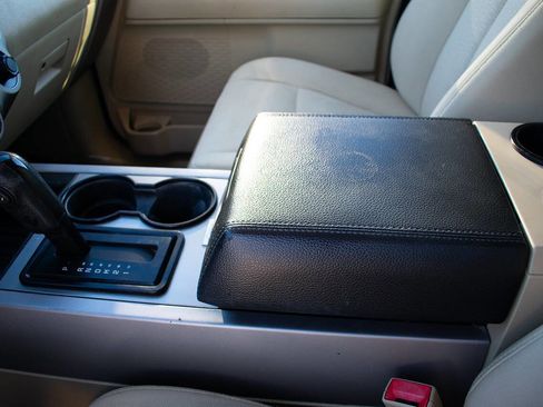 Used 2017 Ford Expedition XLT image 24