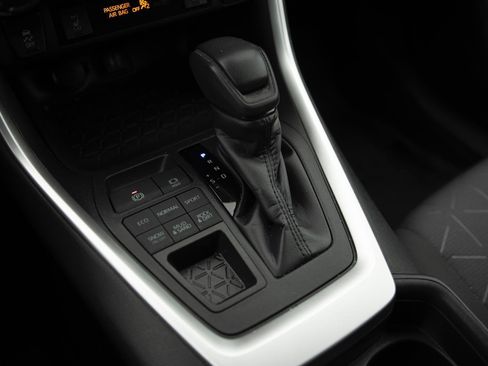 Used 2019 Toyota RAV4 XLE w/ Convenience Package image 10