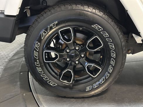 Used 2018 Jeep Wrangler Unlimited Sahara AWD/4WD image 16