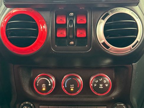 Used 2016 Jeep Wrangler Unlimited Rubicon w/ Connectivity Group AWD/4WD image 28