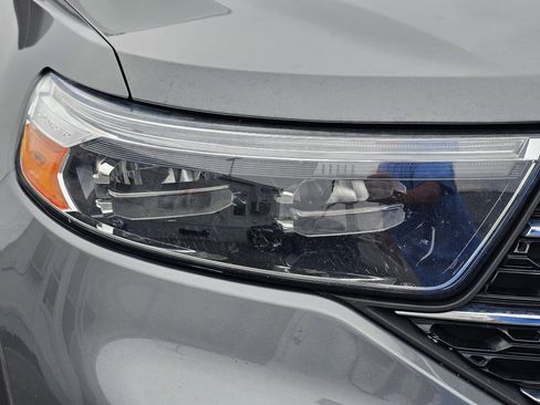 Used 2021 Ford Explorer XLT image 4