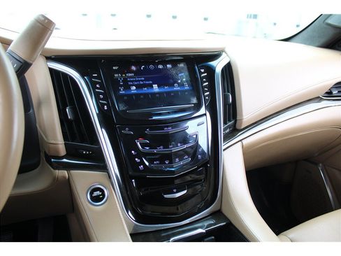 Used 2018 Cadillac Escalade Platinum AWD/4WD image 9