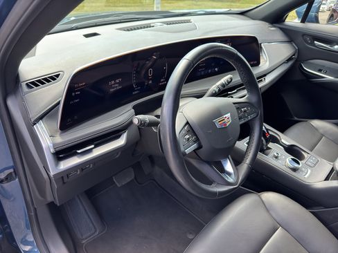 Used 2025 Cadillac XT4 Premium Luxury image 10