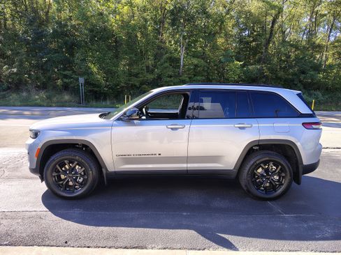 New 2025 Jeep Grand Cherokee Altitude image 8