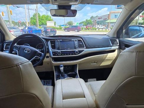 Used 2019 Toyota Highlander XLE AWD/4WD image 25