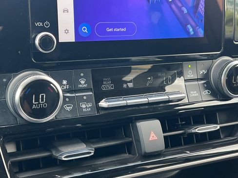 Used 2024 Toyota Highlander XLE image 28