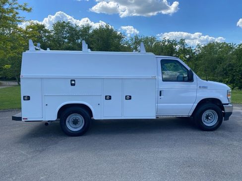 Used 2022 Ford E-350 and Econoline 350 Super Duty w/ Power Windows & Locks Group RWD image 2