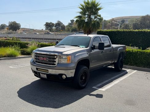 Used 2013 GMC Sierra 2500 SLE w/ SLE Preferred Package AWD/4WD image 1