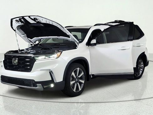 Used 2025 Honda Pilot Touring image 10