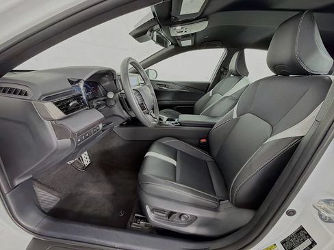 Used 2025 Toyota Camry SE FWD image 12