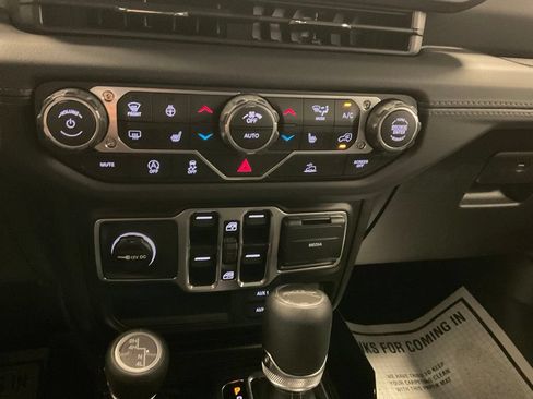 Used 2025 Jeep Gladiator Sport AWD/4WD image 22