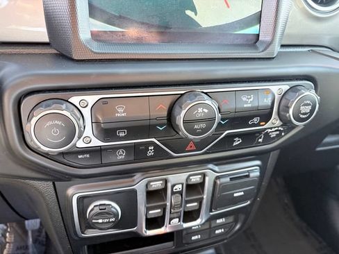 Used 2019 Jeep Wrangler Unlimited Sahara AWD/4WD image 19