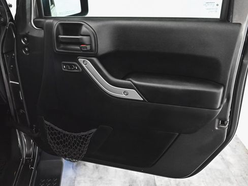 Used 2017 Jeep Wrangler Unlimited Sahara AWD/4WD image 9