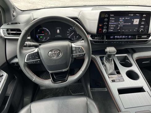 Used 2022 Toyota Sienna XSE w/ XSE Plus Package image 12