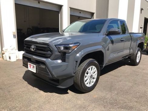 Used 2025 Toyota Tacoma SR5 AWD/4WD image 10