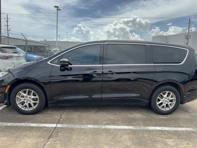 Used 2025 Chrysler Pacifica Select FWD image 3