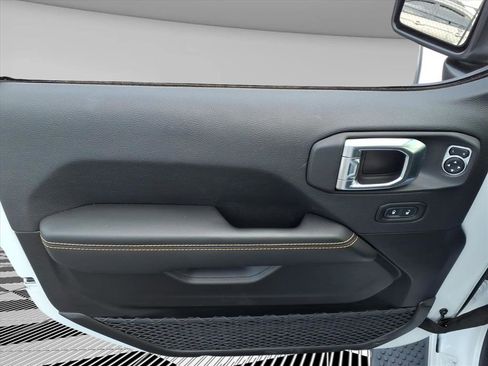 Used 2025 Jeep Wrangler Sahara image 21