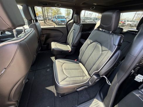 New 2026 Chrysler Pacifica Limited FWD image 11
