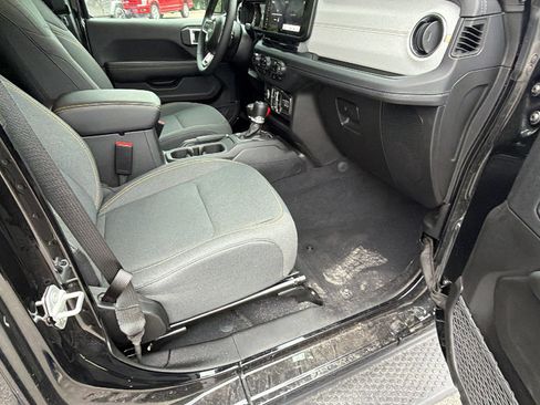 Used 2025 Jeep Wrangler Unlimited Sahara AWD/4WD image 19