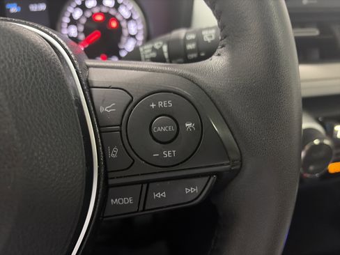 Used 2021 Toyota RAV4 XLE Premium image 18