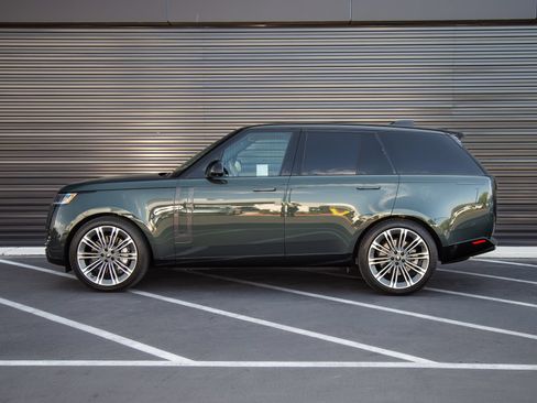 Used 2025 Land Rover Range Rover SE AWD/4WD image 2