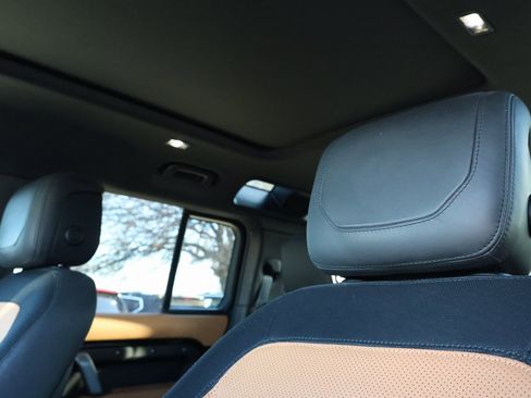 Used 2023 Land Rover Defender 110 X-Dynamic SE image 12