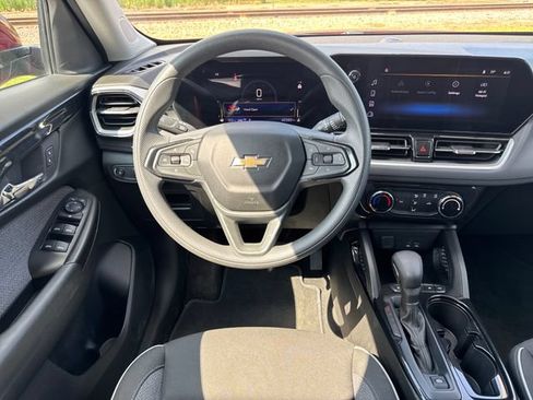 Used 2025 Chevrolet TrailBlazer LT AWD/4WD image 13