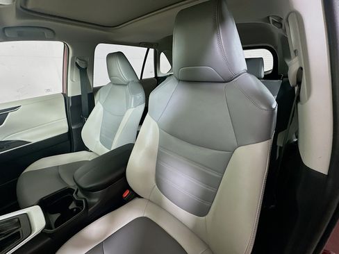 Used 2020 Toyota RAV4 XLE Premium image 19