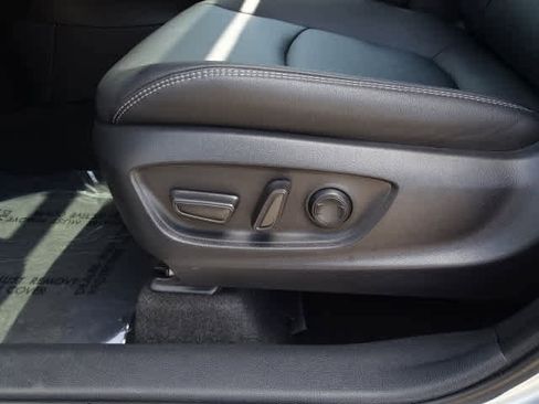 Used 2025 Toyota Corolla Cross XLE w/ Convenience Package AWD/4WD image 17