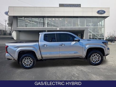 Used 2025 Toyota Tacoma Limited AWD/4WD image 9
