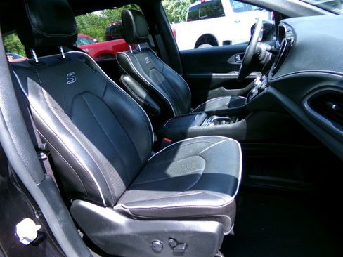 Used 2025 Chrysler Pacifica Limited FWD image 11