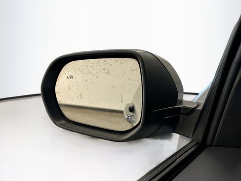 Used 2025 Chevrolet Traverse LT image 16