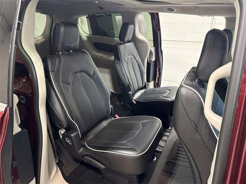 Used 2023 Chrysler Pacifica Limited image 17