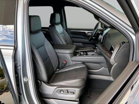 Used 2026 Chevrolet Suburban LT RWD image 8