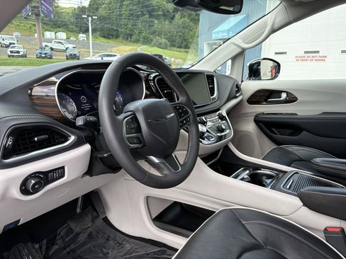 Used 2023 Chrysler Pacifica Limited AWD/4WD image 14