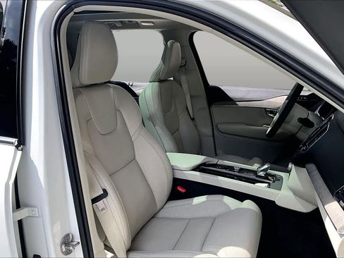 Used 2025 Volvo XC90 T8 Ultra w/ Protection Package Premier AWD/4WD image 9
