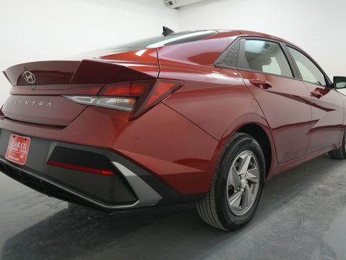 Certified 2025 Hyundai Elantra SE image 9