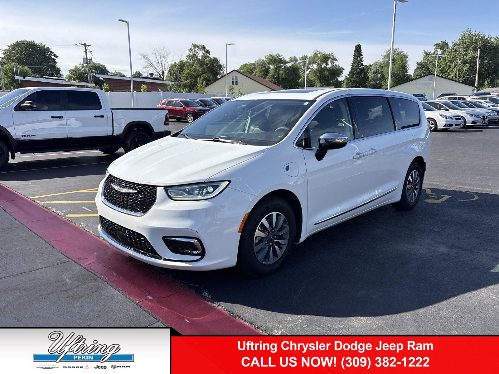 Used 2023 Chrysler Pacifica Limited FWD image 1
