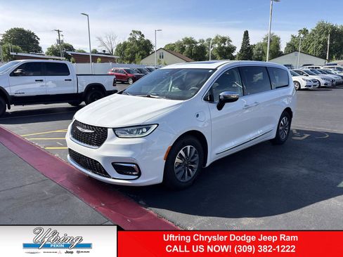 Used 2023 Chrysler Pacifica Limited FWD image 1