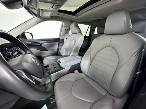 Used 2023 Toyota Highlander XLE AWD/4WD image 25