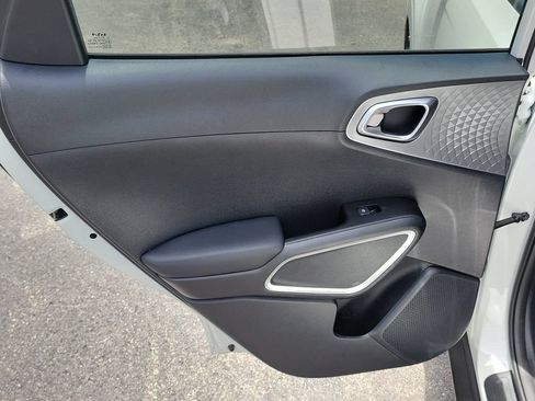 Used 2025 Kia Soul LX w/ LX Technology Package FWD image 9