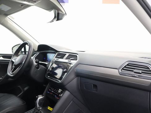 Used 2022 Volkswagen Tiguan SE w/ Panoramic Sunroof Package image 23
