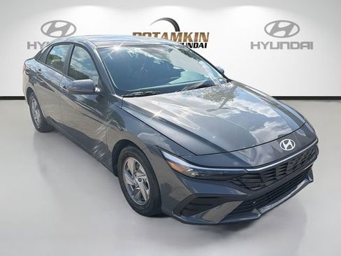 New 2026 Hyundai Elantra SE FWD image 3