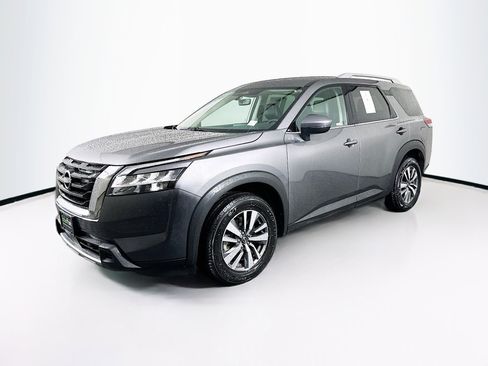 Used 2023 Nissan Pathfinder SL image 3
