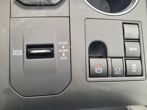 Used 2024 Toyota Highlander LE image 23